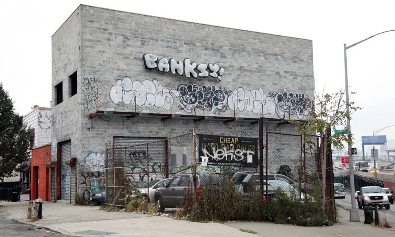 Banksy encerrou sua série de intervenções em Nova York assinando seu nome em um edifício no Queens. ''É isso. Obrigado pela paciência. Foi divertido. Salve o 5pointz (região de NY que exibe grafites a céu aberto). Tchau', escreveu ele em seu site Foto: Divulgação