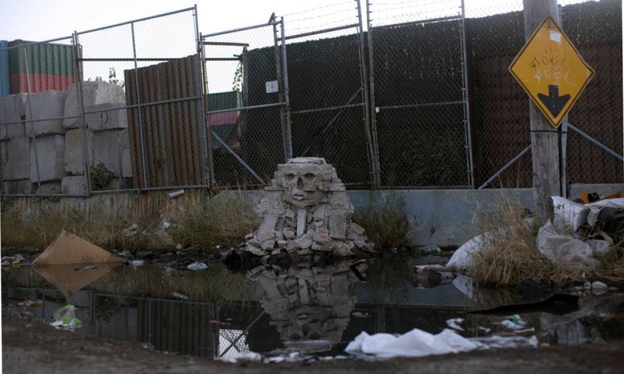 Banksy colocou uma miniatura da Esfinge de Gizé feita com blocos de cimento. 'Aconselho não beber a réplica da água árabe', ironizou o artista, em referência à poça que banha a obra Foto: Divulgação