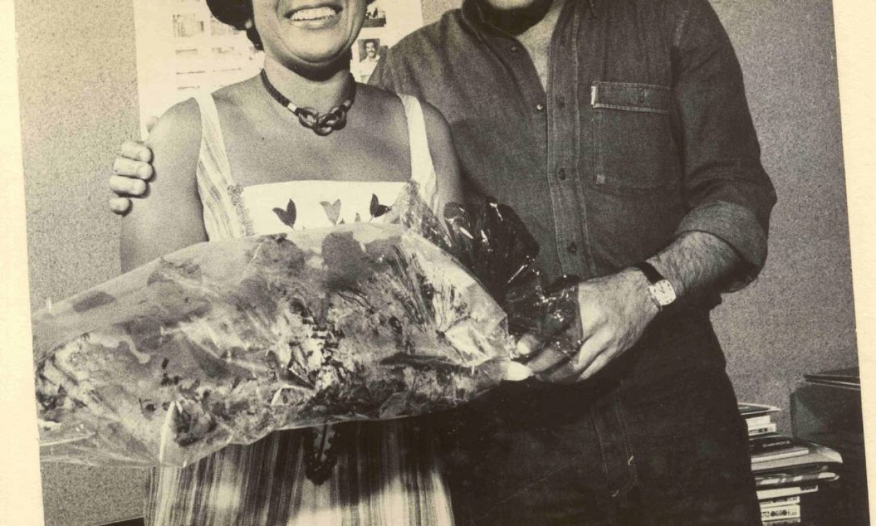 João Araújo fechando contrato com Elizeth Cardoso, no fim dos anos 1970 Foto: Arquivo pessoal