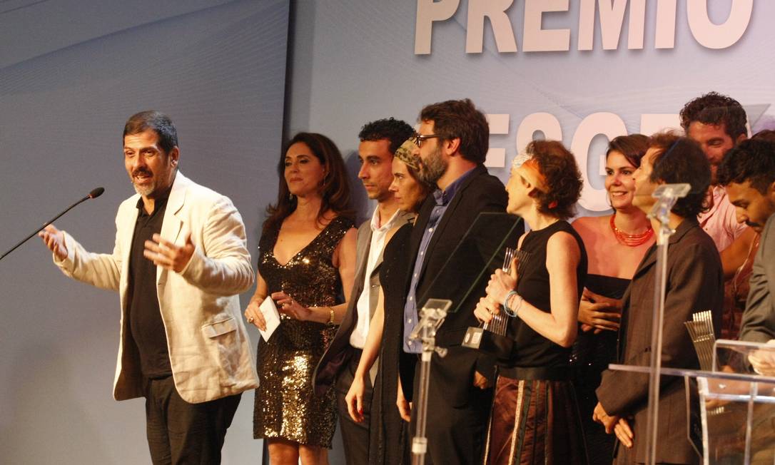 Equipe de 'Conselho de classe' ao lado de Christiane Torloni, que apresentou o prêmio Cesgranrio de melhor espetáculo Foto: Marcos Ramos / Divulgação