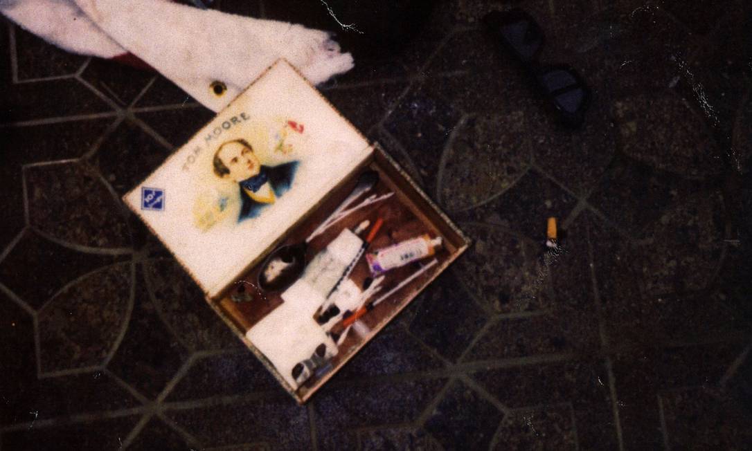 Nova foto mostra objetos encontrados no local em que Kurt Cobain cometeu suicídio Foto: Uncredited / AP