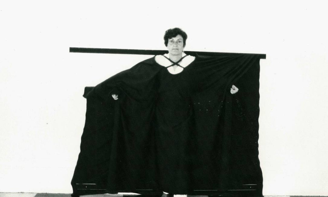 A obra 'Da Série Hábito/Habitante' (1984), da artista Martha Araújo, que será exposta na Casa França-Brasil, no segmento 'corpo' da exposição 'artevida' Foto: Divulgação