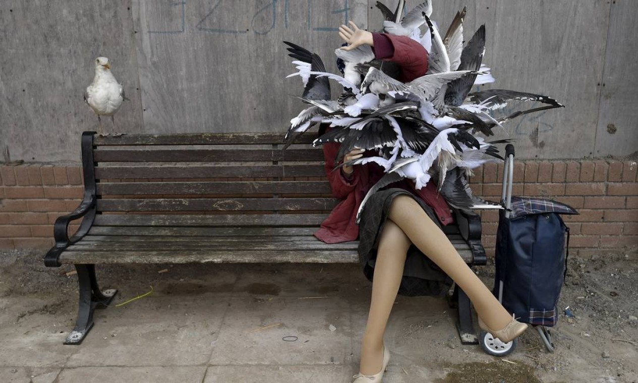 Em outra escultura da Dismaland, mulher é atacada por pássaros, na visão de Banksy Foto: TOBY MELVILLE / REUTERS