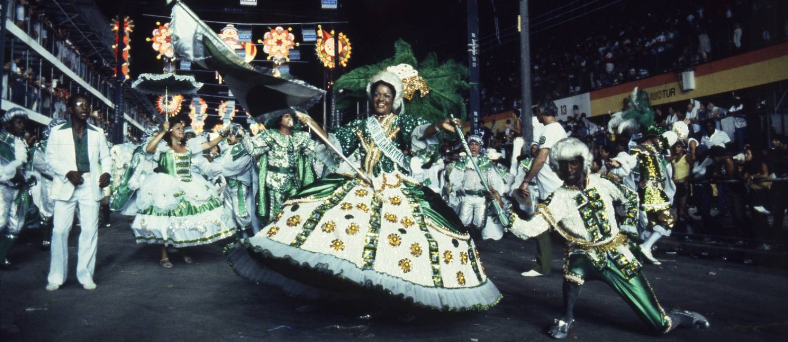 Rio de Janeiro (RJ) - 28/02/1982 - Carnaval - RJ - Escola de Samba - Império Serrano - Desfile das Campeãs - Foto Luiz Pinto / Agência O Globo - Cromo : 82-0309-S