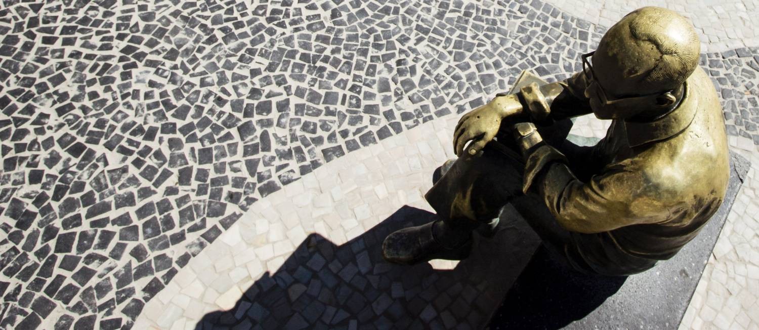 Estátua de Carlos Drummond de Andrade, em Copacabana Foto: Fernando Lemos / Agência O Globo