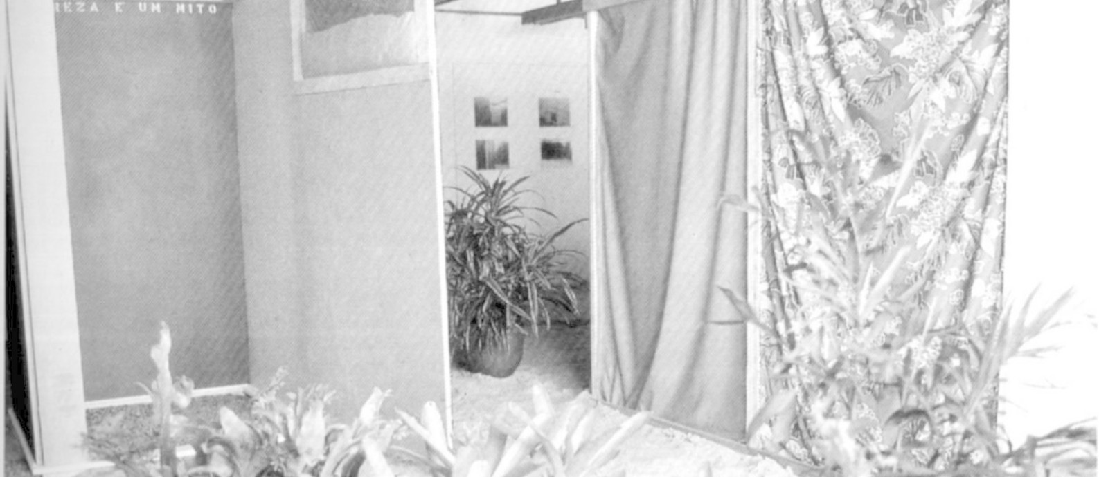 Obra 'Tropicália', de Hélio Oiticica, montada na exposição 'Nova objetividade brasileira', em abril de 1967 Foto: DIVULGAÇÃO / DIVULGAÇÃO