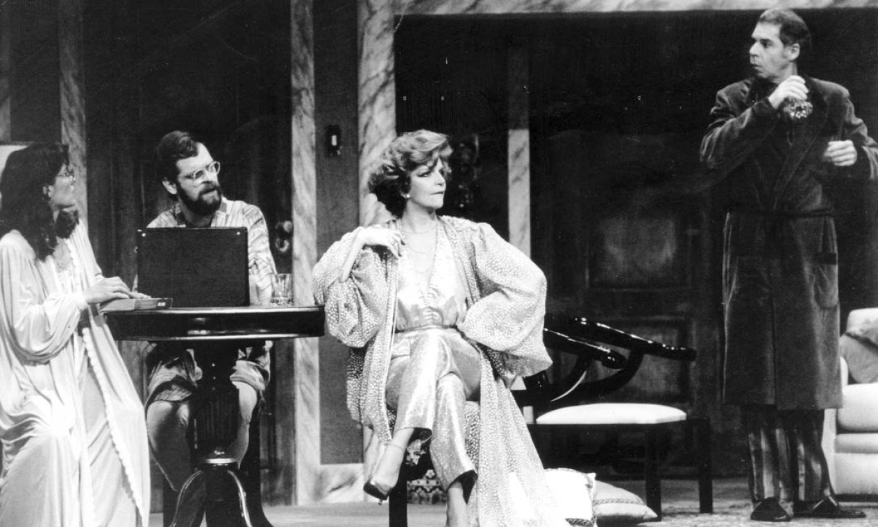 1979. Em ação no espetáculo "Teu nome é mulher", ao lado de Maria Zilda, Marcos Waimberg e Helio Ary. Foto: Arquivo