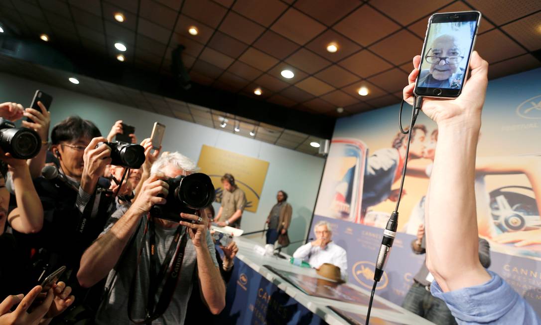 Godard fala com jornalistas via internet no festival de Cannes Foto: Regis Duvignau / Reuters
