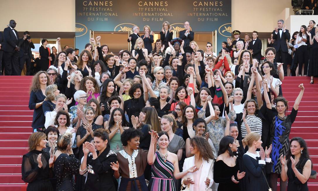 Atrizes, produtoras e cineastas protestaram pela igualdade de direito entre mulheres e homens no cinema, em Cannes Foto: LOIC VENANCE / AFP
