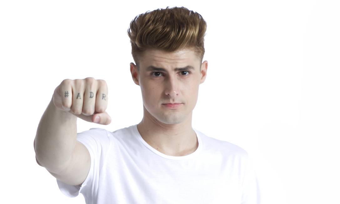 Rezendeevil, 17,8 milhões de inscritos. Pedro Afonso Rezende chegou a ser jogador de futsal na Itália, mas largou a carreira ao transformar seu canal, sobre o game 'Minecraft', num sucesso. Já escreveu livros e peça baseados neste universo Foto: carmenkley