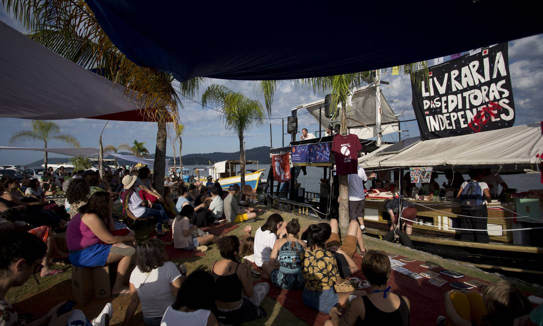 o barco da Flipei, com grande público Foto: Márcia Foletto / Agência O Globo
