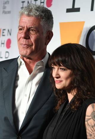 Asia Argento nega assédio e diz que foi Anthony Bourdain quem pagou