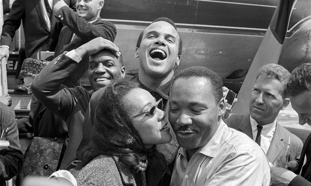 Nessa imagem de 1963, antes da depressão, Martin Luther King, Jr. recebe um beijo da mulher, Coretta Scott King, ao chegar em Alabama com os amiguis e ativistas Nipsey Russell (à esquerda) e Harry Belafonte (centro, rindo) Foto: Divulgação