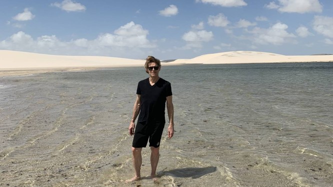 Willem Dafoe nos Lençóis Maranhenses, onde buscou locações para o filme 'Tropico' Foto: Divulgação