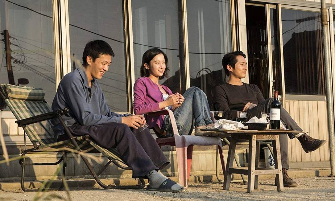 “Em chamas” (Coreia do Sul). O filme de Lee Chang-dong, que parte de um triângulo amoroso para um mistério, pode dar ao país sua primeira indicação. Está em cartaz Divulgação