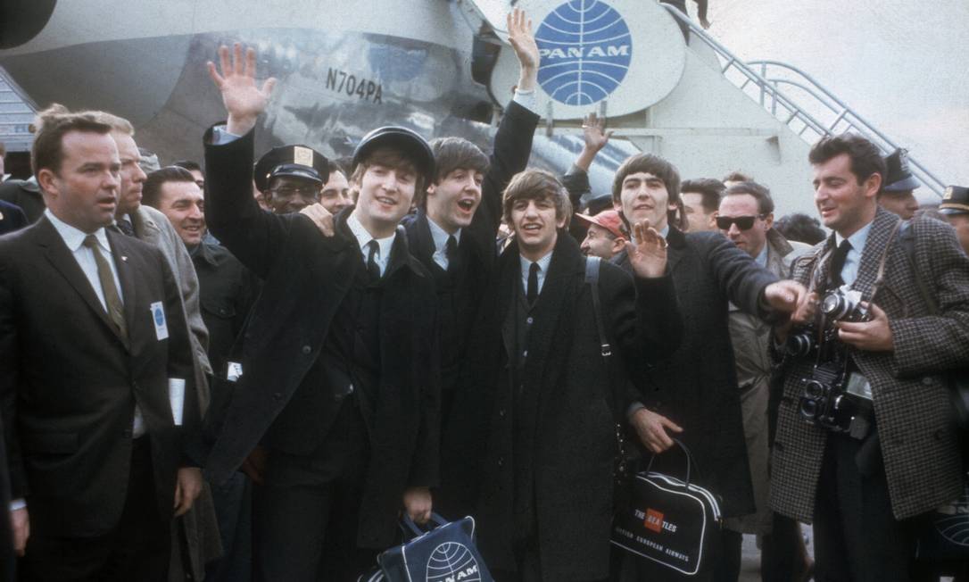 No dia 7 de fevereiro de 1964, os Beatles chegam ao Aeroporto Kennedy, em Nova York, para sua primeira aparição nos EUA. Foto: AP / AP Photo