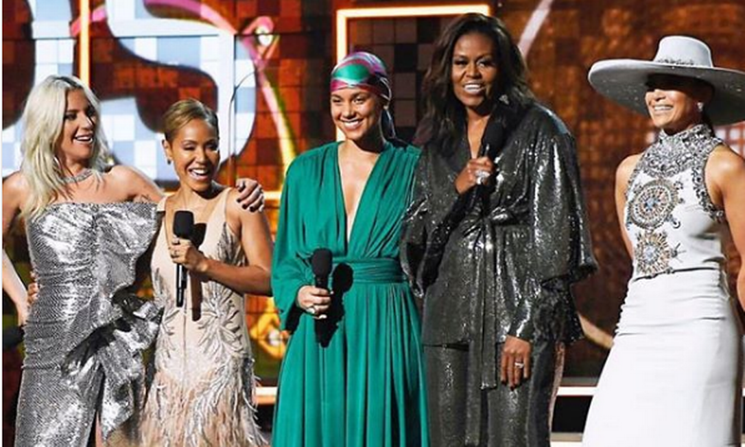 Michelle Oabama ao lado de Lady Gaga, Jada Pinkett Smith, Jennifer Lopez e Alicia Keys no Grammy 2019 Foto: Reprodução Instagram 