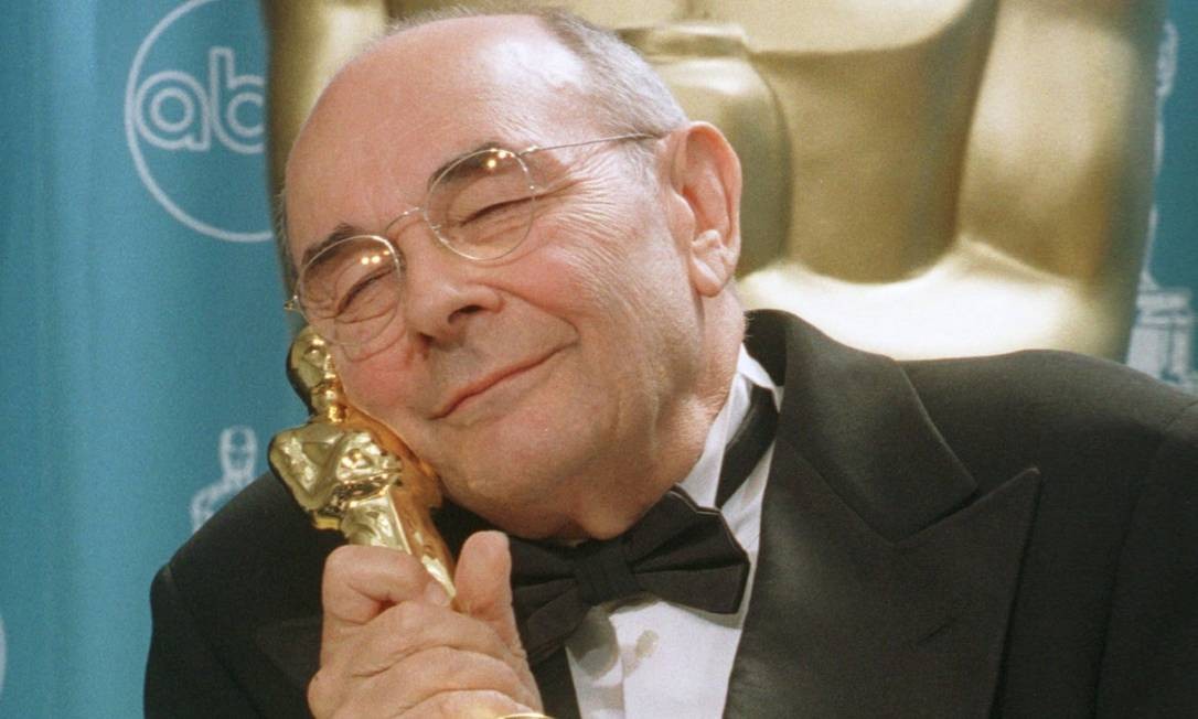 Stanley Donen recebe o Oscar honorário por sua carreira, em 1997 Foto: Sam Mircovich / Reuters