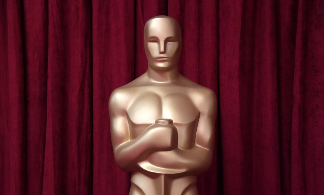 Réplica da estatueta do Oscar, posicionada no Teatro Dolby, em Los Angeles, onde acontece a cerimônia Foto: MARK RALSTON / AFP