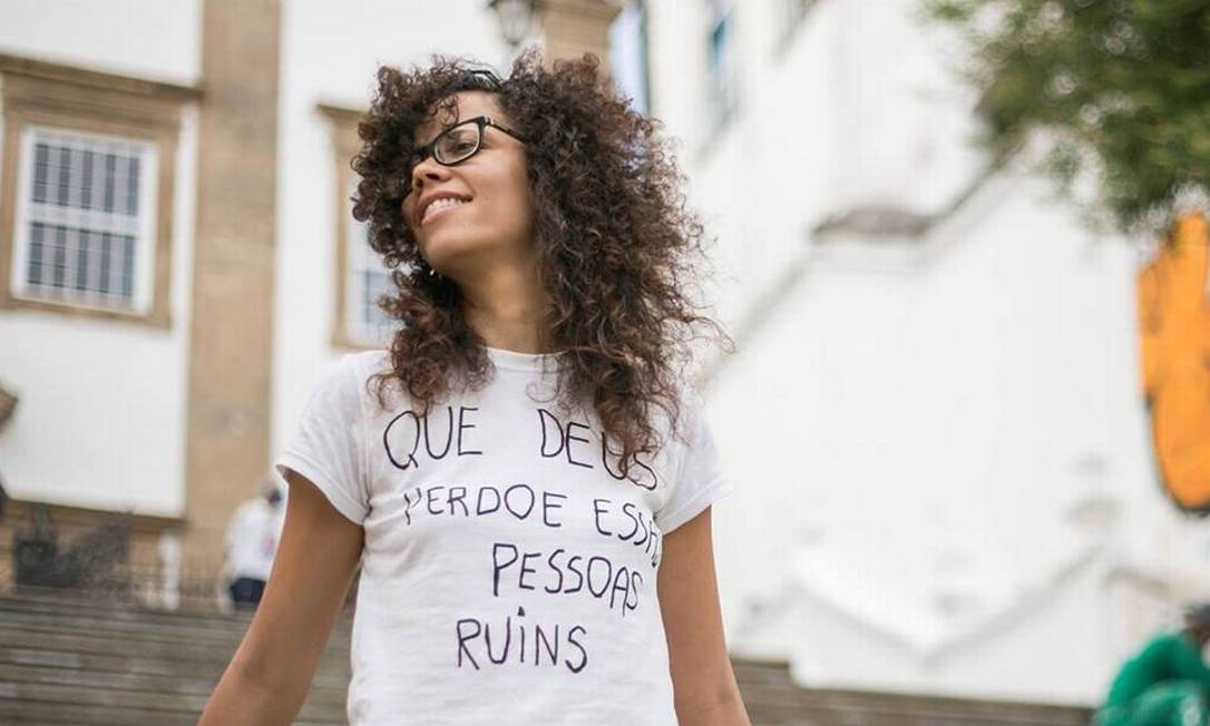Letícia Simões: um retrato caprichado da geração multitudo
