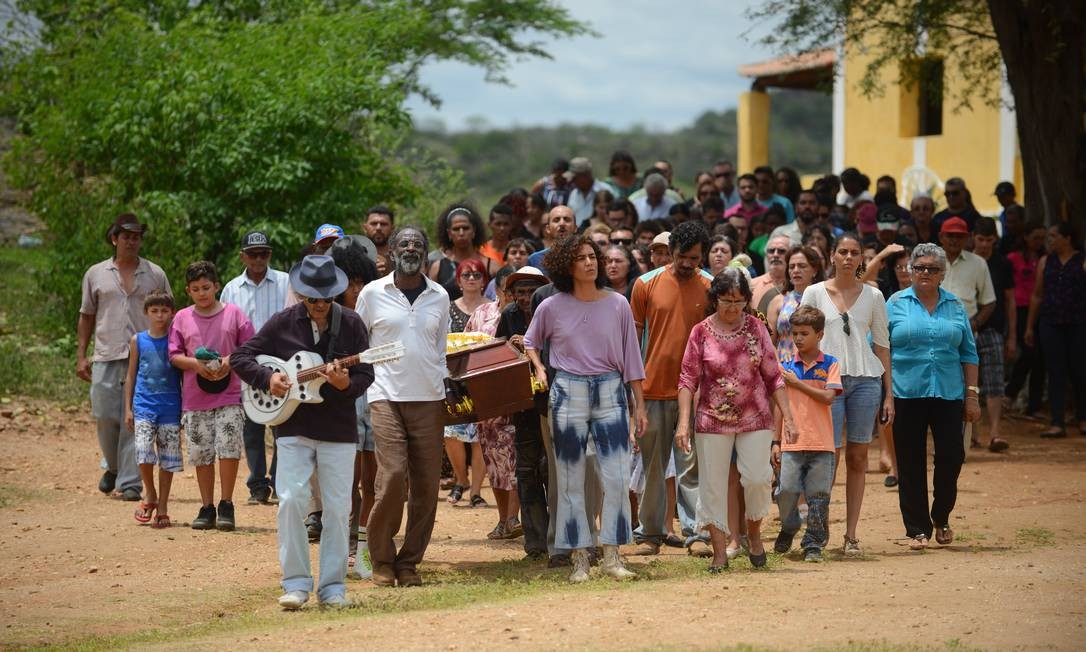 Cena do funeral que mobiliza a população de 'Bacurau', dirigido por Kleber Mendonça Filho e Juliano Dornelles Foto: Divulgação