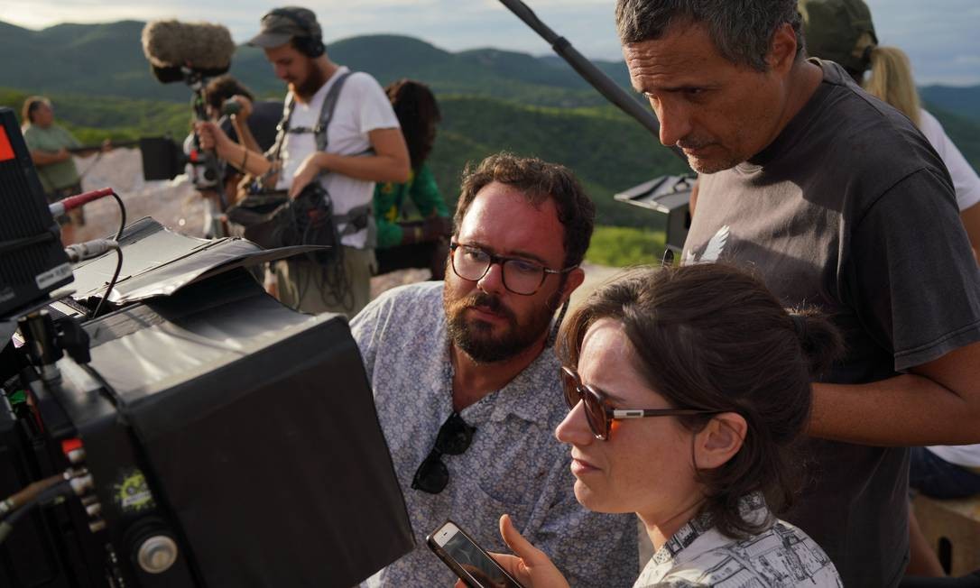 'Bacurau': Os diretores Juliano Dornelles e Kleber Mendonça Filho, e a produtora Emilie Lesclaux no set Foto: Victor Jucá / Divulgação