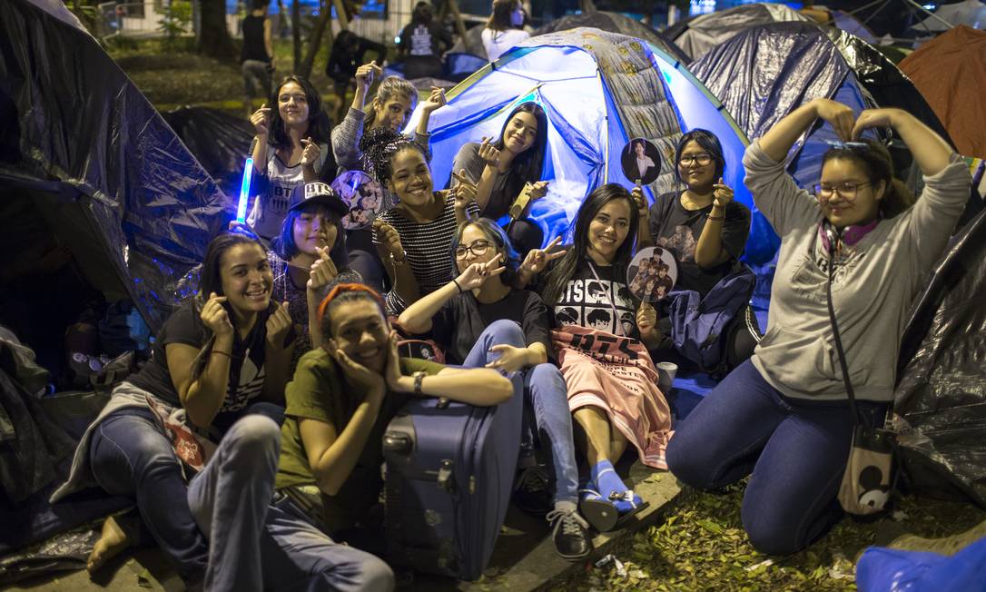 Fãs da banda sul-coreana BTS acampados na praça Conde Francisco Matarazzo Junior, ao lado da Arena Palmeiras. Foto: Edilson Dantas / O Globo