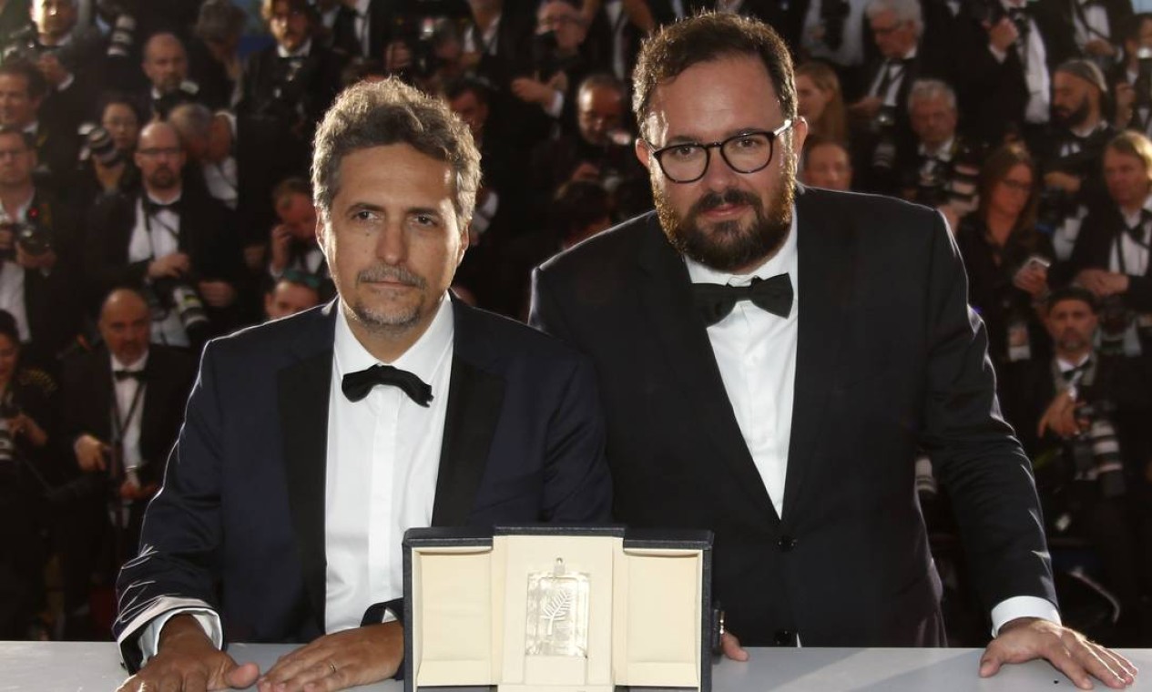 Kleber Mendonça Filho e Juliano Dornelles posam após ganhar o Prêmio do Júri em Cannes com 'Bacurau' Foto: Reuters/Regis Duvignau