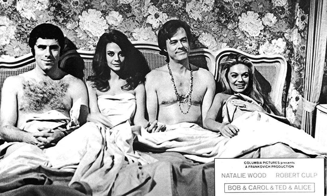 "Bob, Carol, Ted e Alice" (1969), de Paul Mazursky, é um dos filmes que influenciaram a ambientação de "Era uma vez em... Hollywood", de acordo com o próprio Quentin Tarantino. A pedido da Sony Pictures, o diretor fez uma seleção de obras que o inspiraram. "Bob, Carol, Ted e Alice" trata de um casal que passa a dar conselheiros amorosos após uma temporada de terapia em grupo Foto: Divulgação