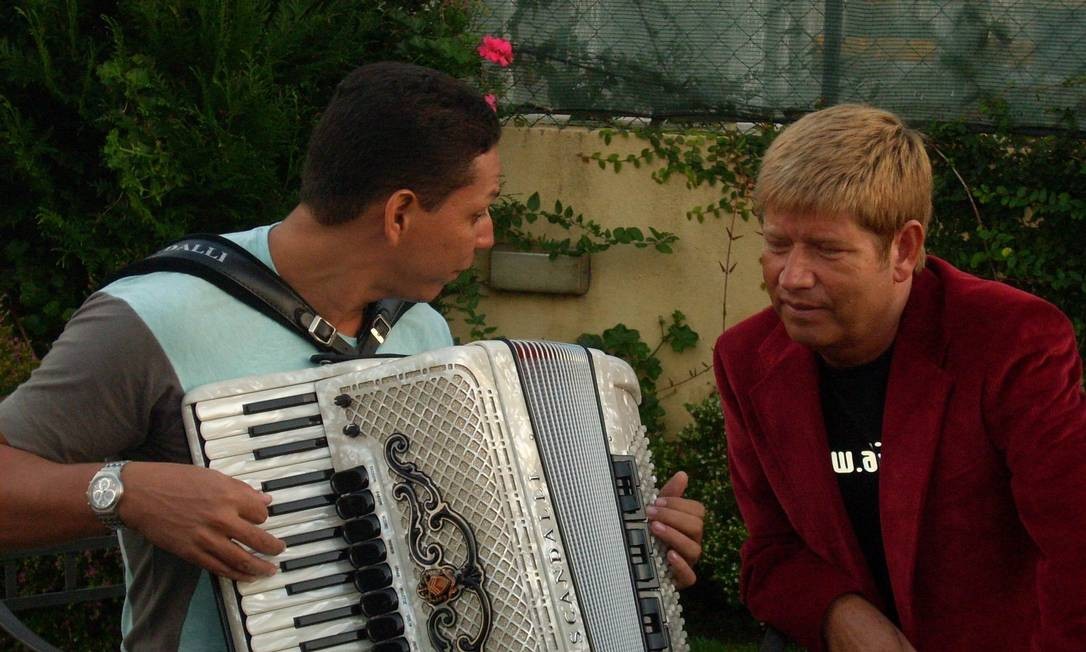 Em 2007, Leal canta com o acordeonista brasileiro Targino Gondim Foto: Divulgação