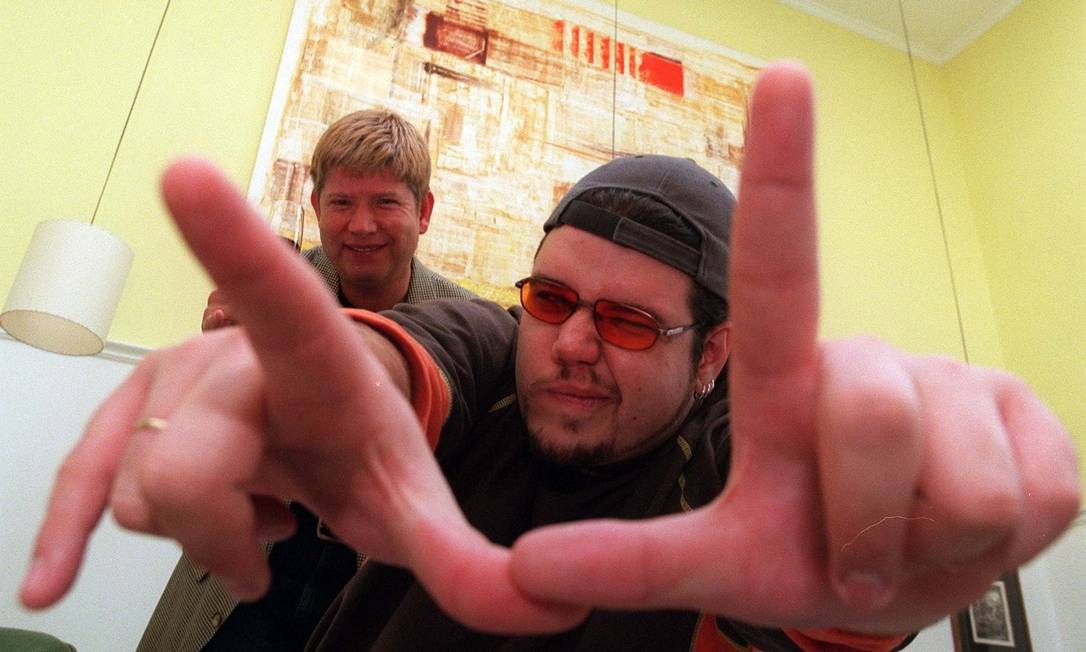 No mesmo ano, o cantor aparece do lado do filho Rodrigo, vocalista de rock Foto: José Luiz da Conceição / Divulgação