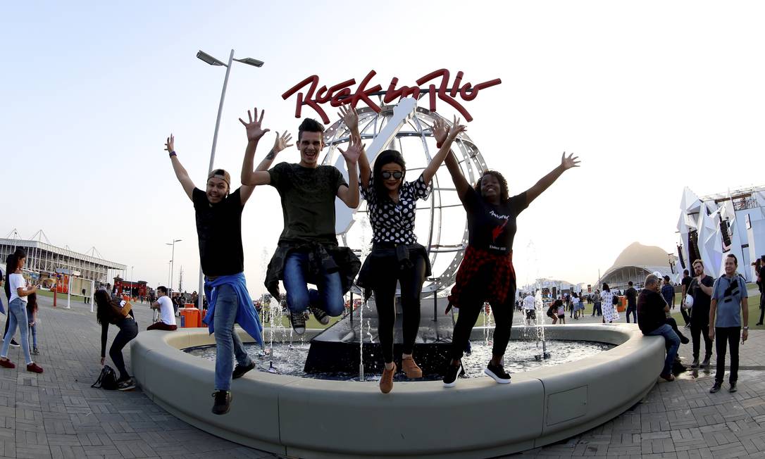 Público posa para foto no chafariz da Cidade do Rock Foto: MARCELO THEOBALD / Agência O Globo