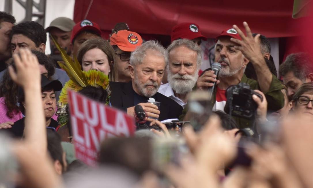 CURITIBA (PR) - Saída da prisão do Ex-Presidente Lula. Ele deixa da Sede da Polícia Federal, em Curitiba. 08/11/2019. Foto: Marcelo Andrade/ Agência O Globo Foto: Agência O Globo