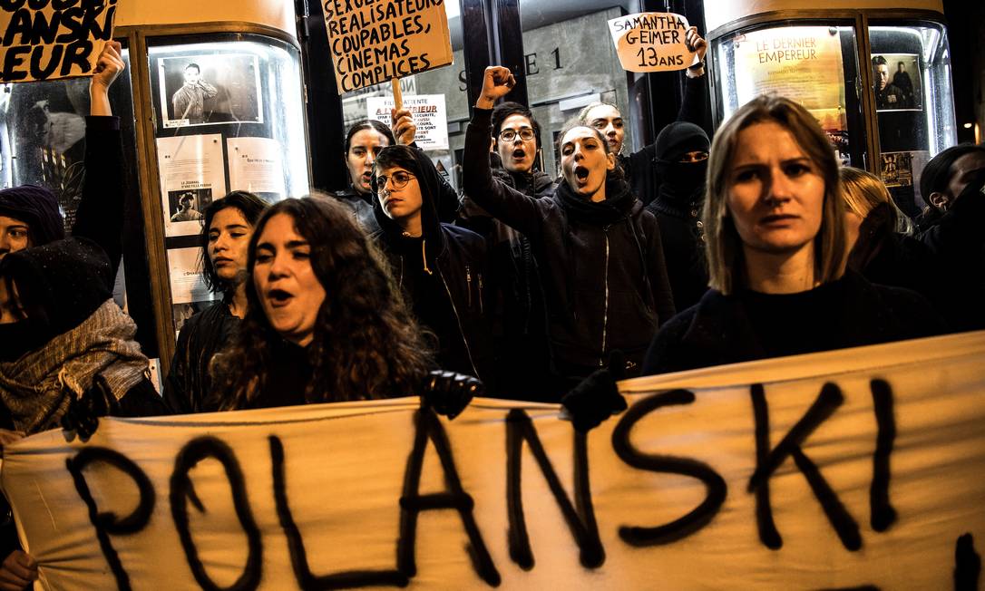 Mulheres protestam contra o cineasta Roman Polanski, acusado de estupro, na estreia de seu novo filme, "J'accuse" (ainda sem título em português) em Paris, na França Foto: CHRISTOPHE ARCHAMBAULT / AFP
