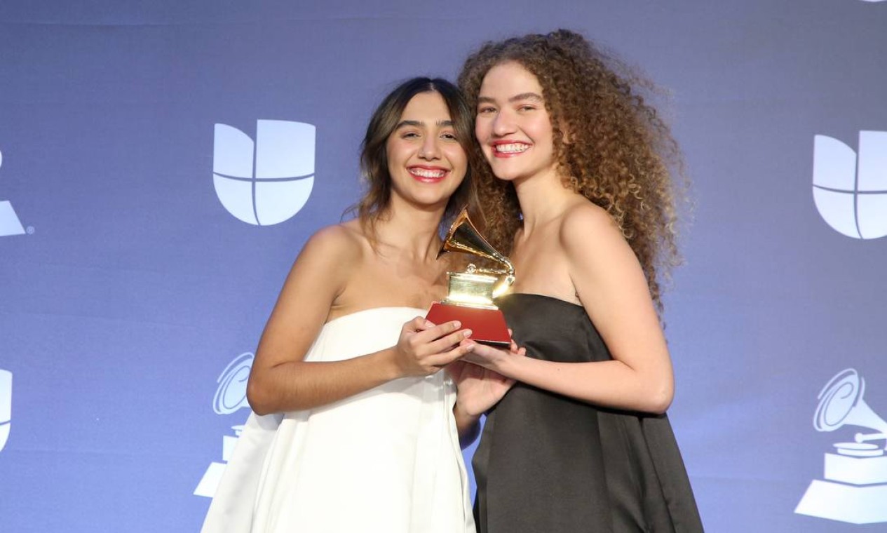 A dupla Anavitória comemora seu Grammy Latino Foto: Getty Images for LARAS