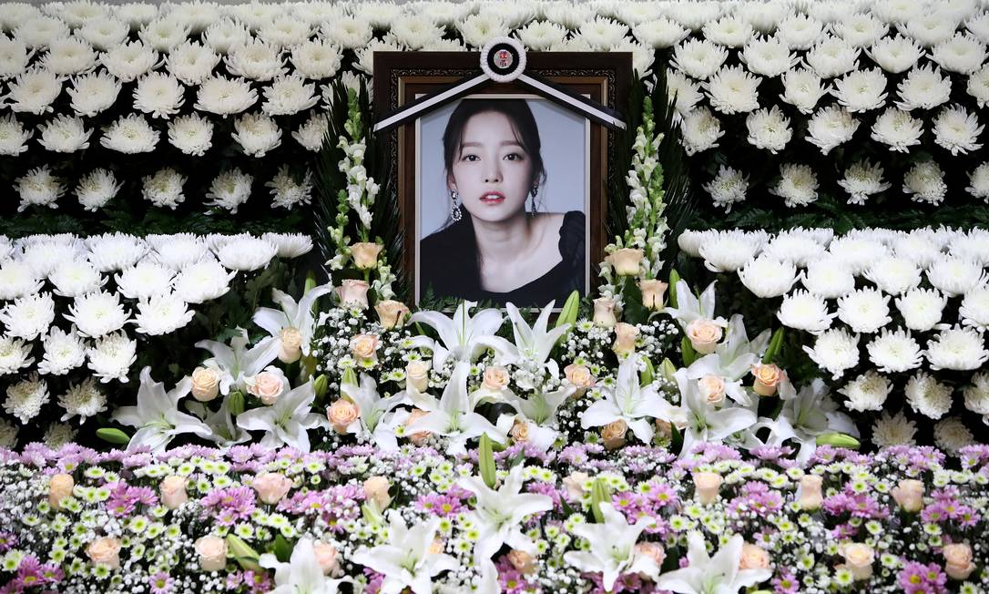 O memorial dedicado à cantora Goo Hara, 28 anos, ex-integrante do popular grupo Kara: ela foi encontrada morta em seu apartamento, em Seul, no domingo. Foto: POOL / Getty Images