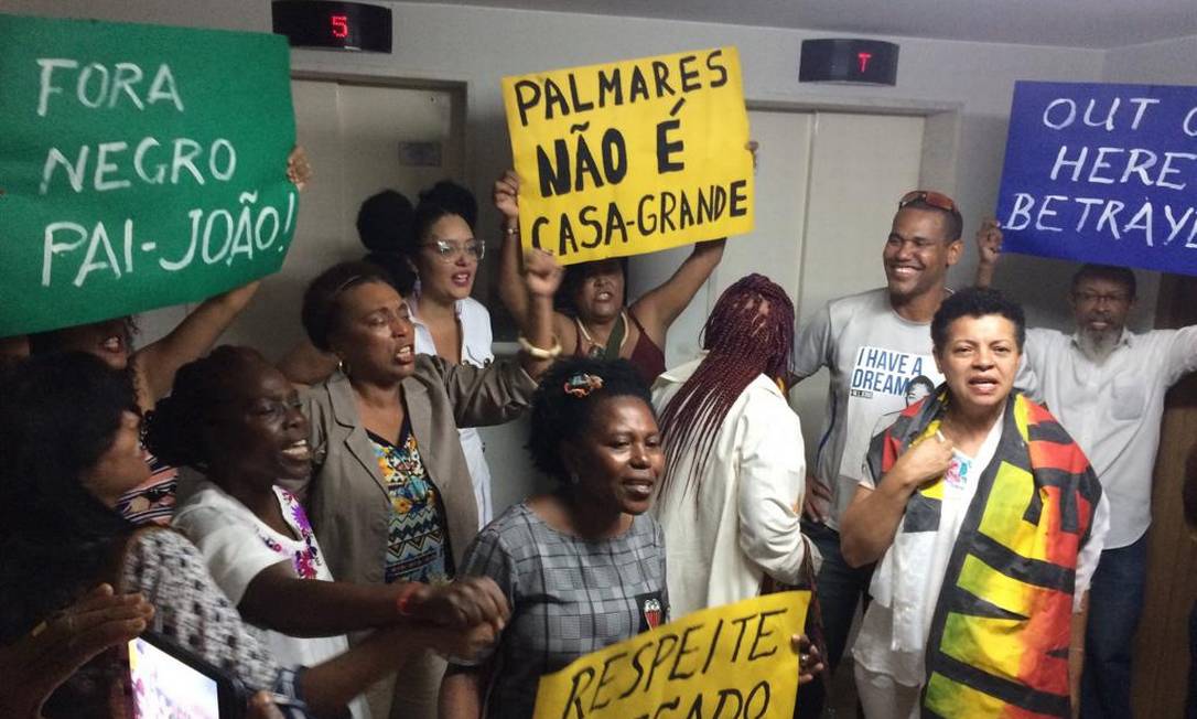 Protesto contra a nomeação do novo presidente da Fundação Palmares, em Brasília Foto: Jorge Willian/ Agência O Globo 