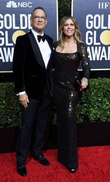O ator Tom Hanks, homenageado com prêmio Cecil B. DeMille pelo conjunto de sua obra, e sua mulher, Rita Wilson Foto: VALERIE MACON/AFP
