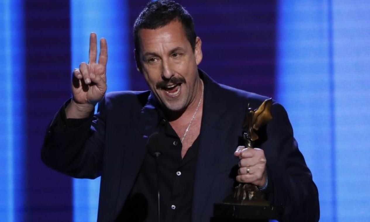 Adam Sandler xinga Oscar ao ganhar premiação independente Jornal O Globo