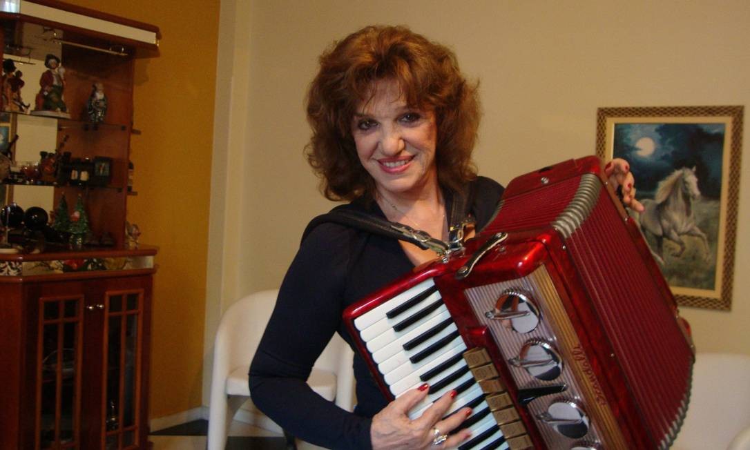 Compositora de 'Beijinho doce', na década de 1950, Adelaide viu a canção virar hit com a novela 'A favorita' Foto: Simone Avellar 