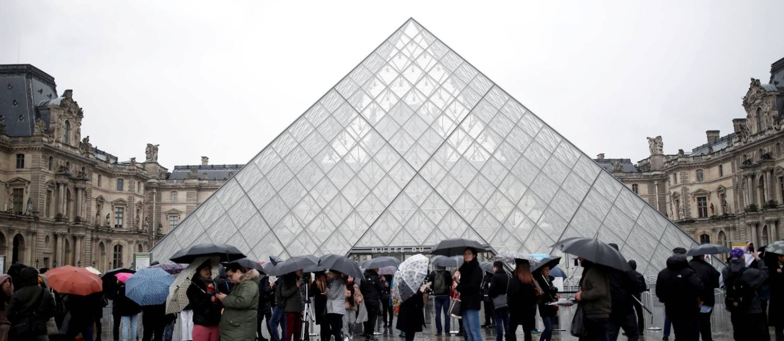 Louvre de portas fechadas: governo francês decidiu restringir aglomerações públicas Foto: Benoit Tessier / REUTERS