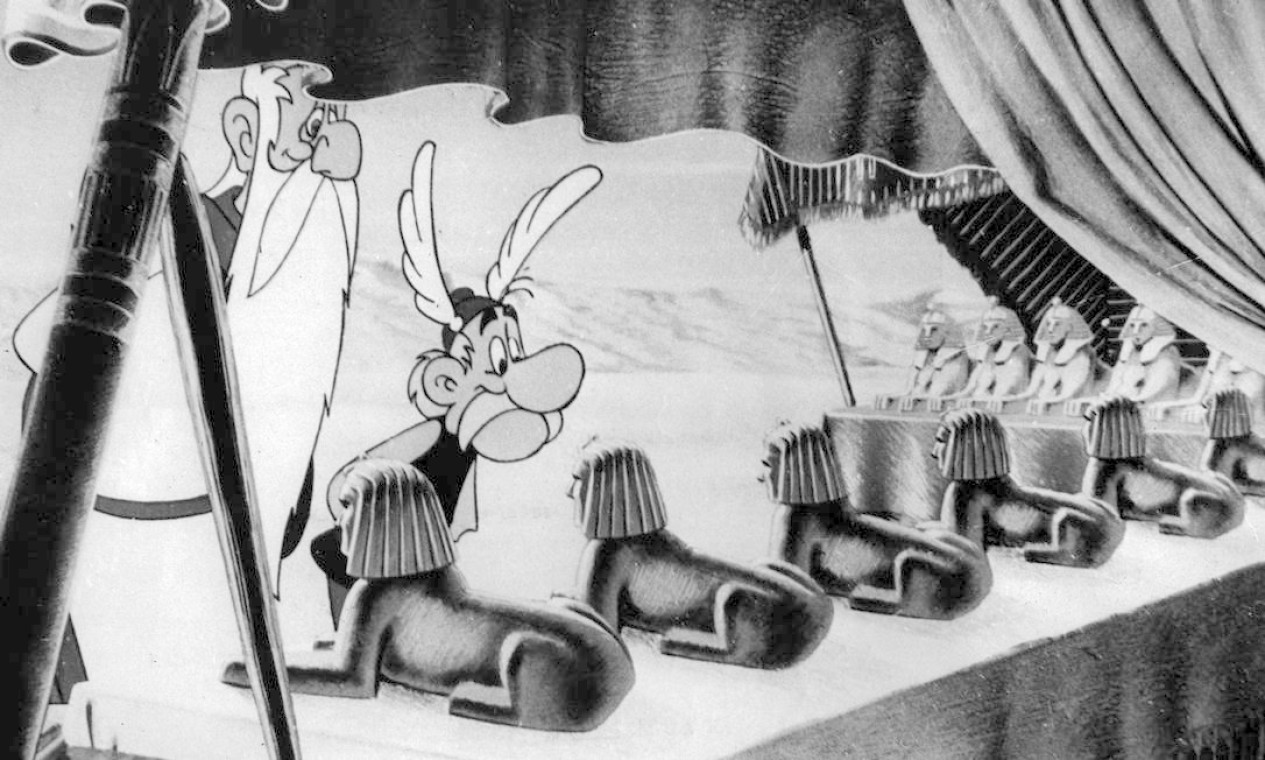 Panoramix e Asterix observam uma banca de souvenires no Egito em 'Asterix e Cleópatra'(1968) Foto: Arquivo