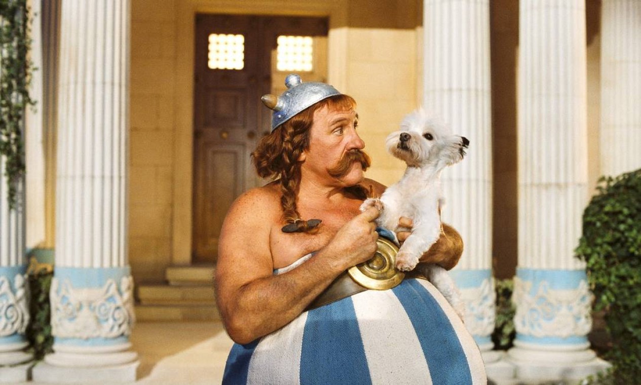 Gerar Depardieu encarna Obelix, com seu cachorrinho Ideafix, em 'Asterix nos Jogos Olímpicos', filme de 2008, dirigido por Frédéric Forestier e Thomas Langmann Foto: Divulgação