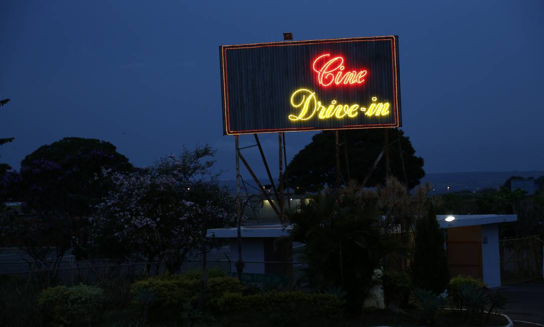 Cinema drive-in é adotado no Brasil e renasce nos EUA