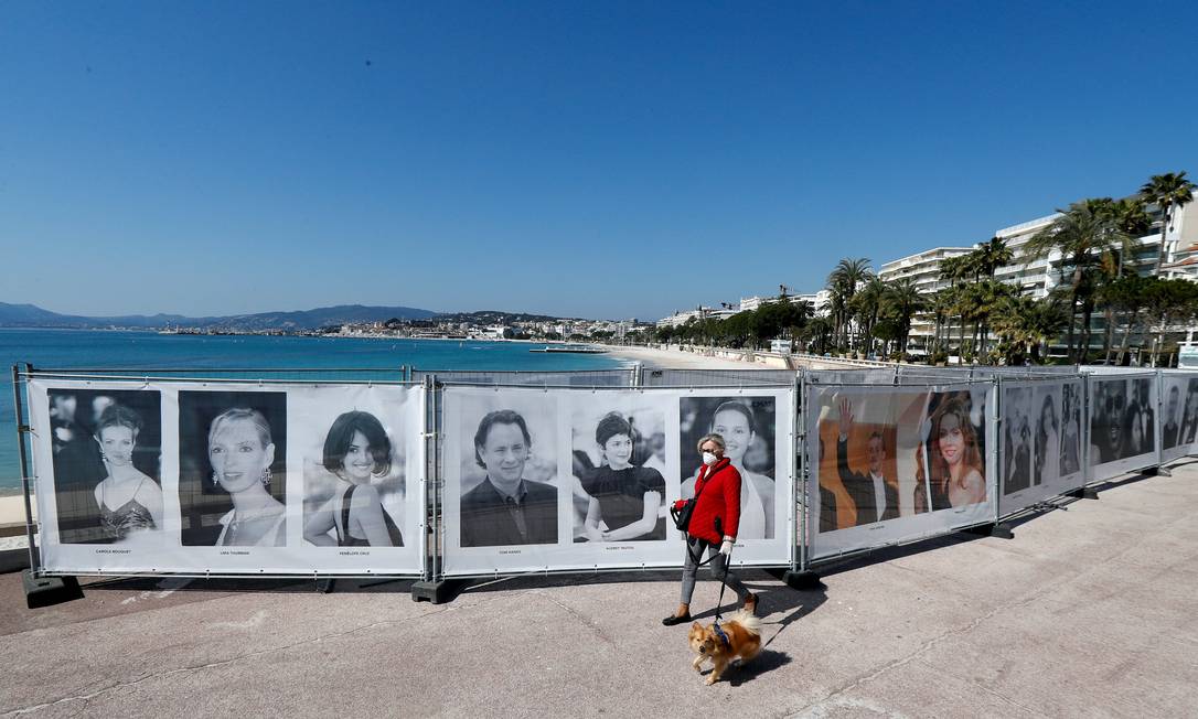 Painel de fotos com estrelas do Festival de Cannes, na Croisette, em tempos de pandemia de Covid-19 Foto: Eric Gaillard / REUTERS