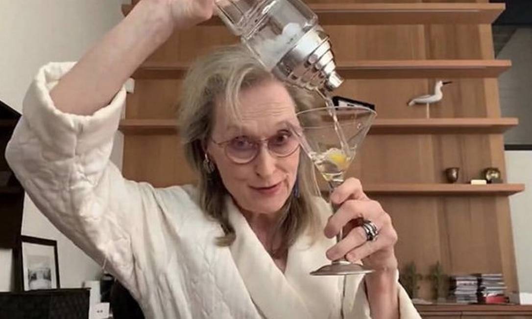 Um martini na quarentena: Meryl Streep prepara drinque enquanto canta durante tributo a Sondheim Foto: Twitter / Reprodução