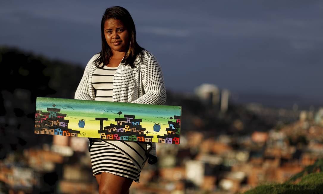 Mariluce Mariá, que coordena oficinas de pintura no projeto Favela Art no Complexo do Alemão, está arrecadando e distribuindo alimentos: ações locais merecem ser estimuladas Foto: Gustavo Stephan