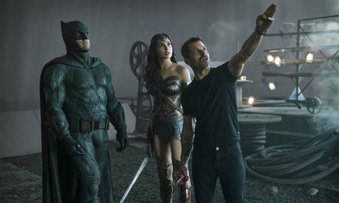 Zack Snyder (à direita) no set de 'Liga da Justiça' com Ben Affleck e Gal Gadot Foto: Divulgação