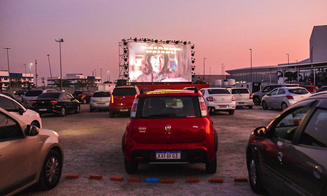 LoveCine, drive-in montado no estacionamento da Jeunesse Arena, exibe 'Entre facas e segredos' Foto: Divulgação 