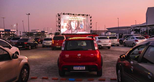 Cinemas drive-in nos EUA atraem público jovem com apelo à nostalgia e  sessões 'românticas' a céu aberto, Cinema